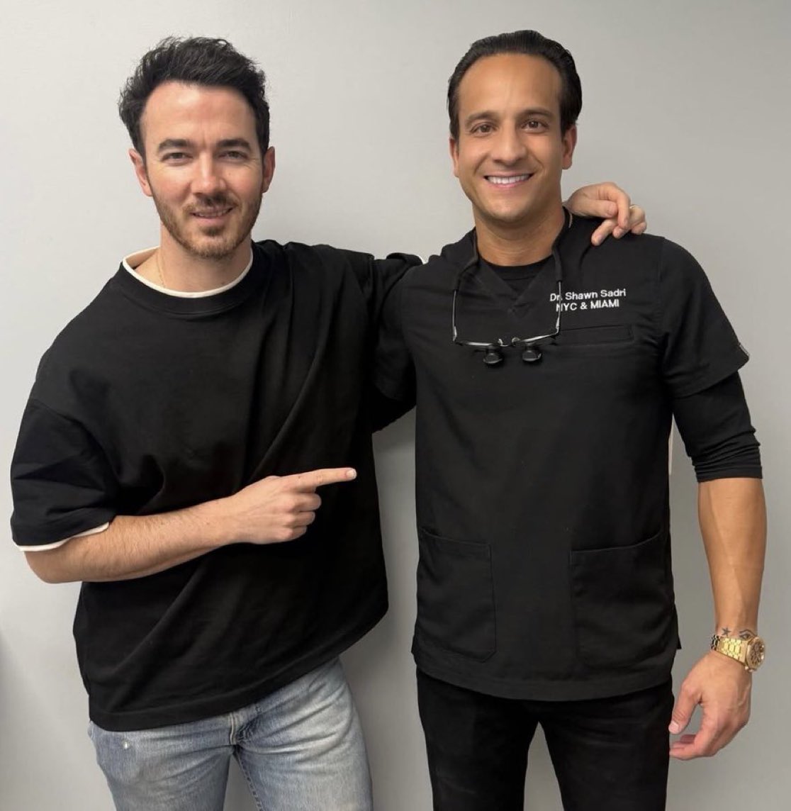 Kevin Jonas with his dentist in NYC yesterday!
📸: drshawnsadri