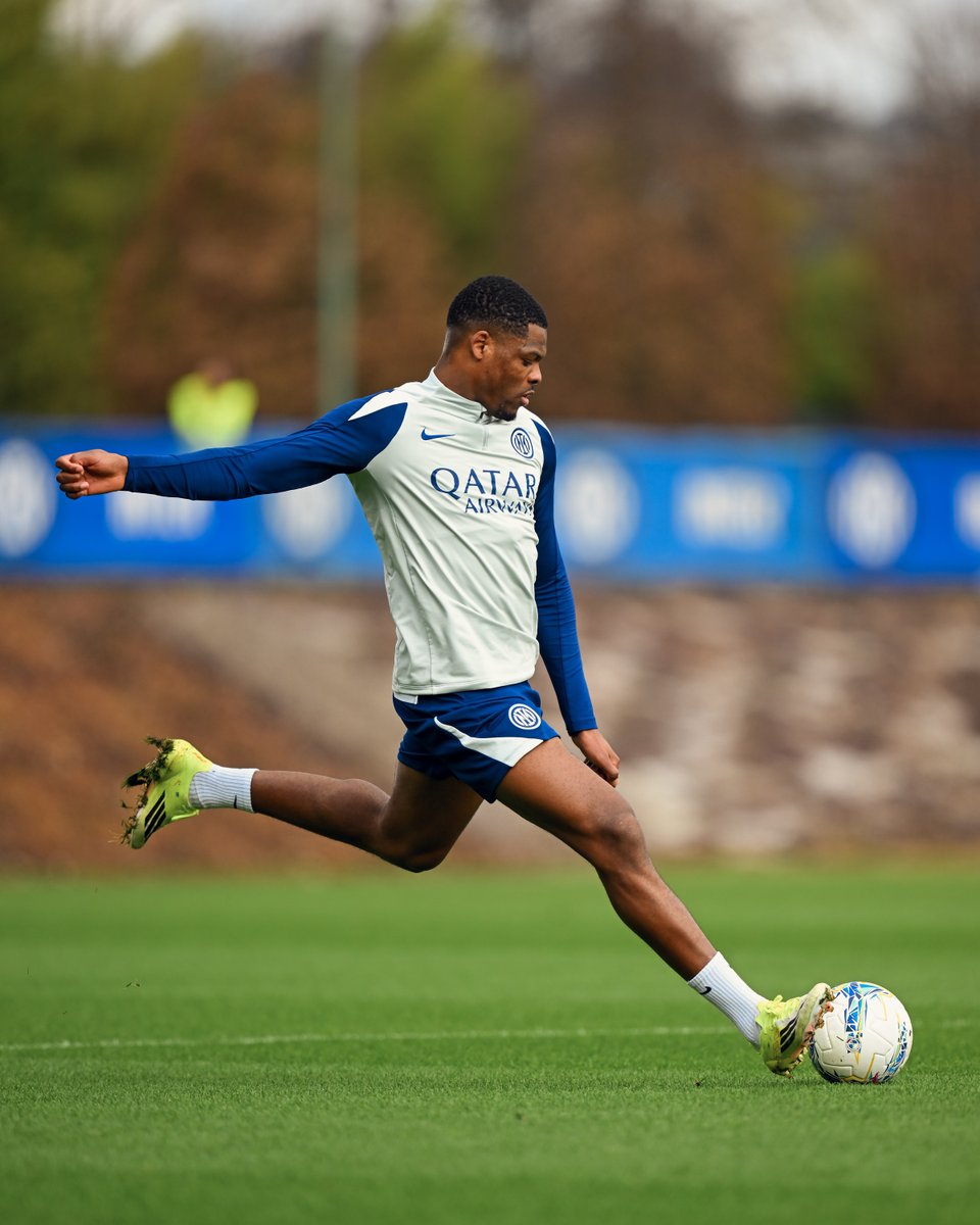 Inter's tweet photo. Bentornato @DenzelJMD2 😍🖤💙 https://t.co/jr0K4EiheM