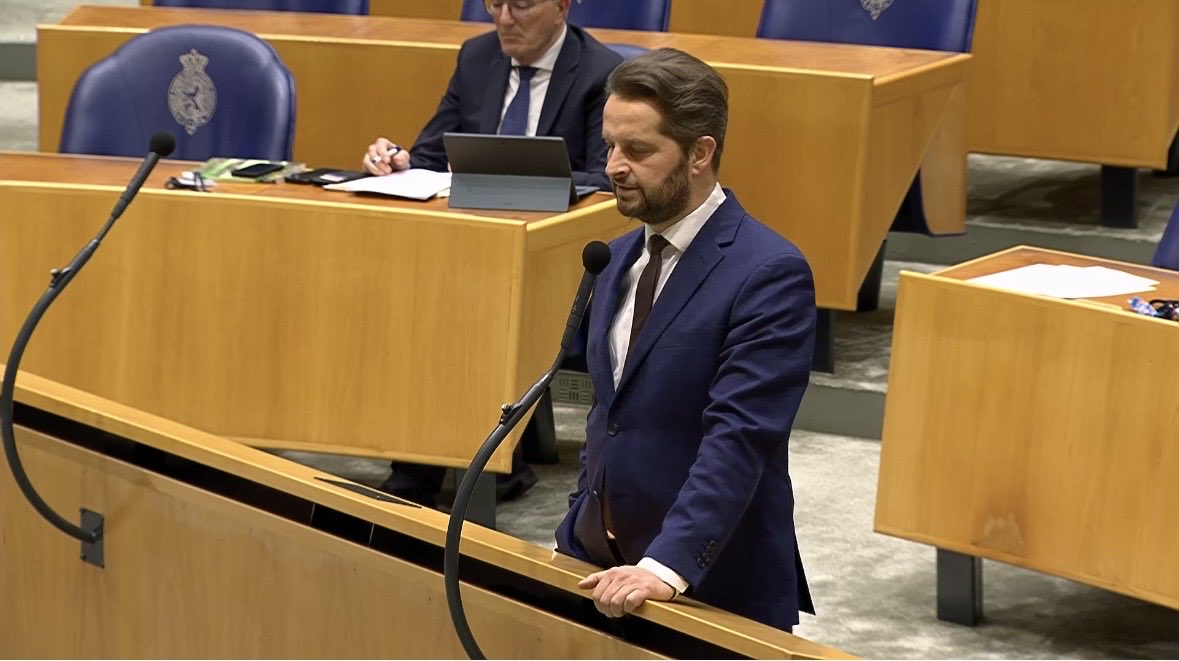 “Beseft u wat die verregaande klimaatmaatregelen betekenen voor onze bedrijven?” vroeg ik de VVD gisteren bij het begrotingsdebat Klimaat en Groene Groei. 

Kijk terug via YouTube en abonneer direct: 
youtu.be/sK0ePi2yOu8?si…