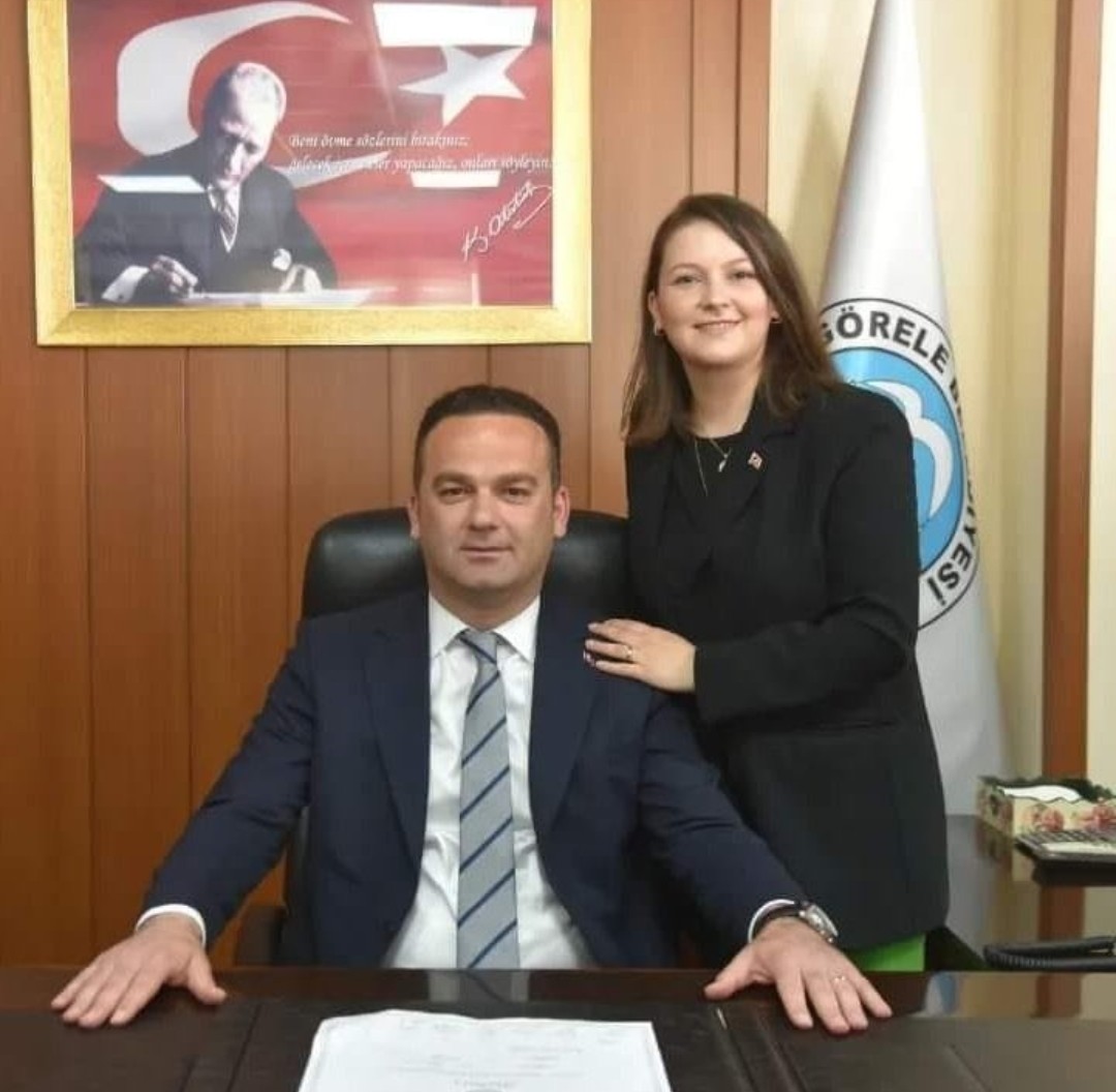 16 yaşındaki kız çocuğu Chpli Görele Belediye Başkanı Hasbi Dede'ye 'başkanım' diye hitap ediyor. Lise öğrencisiyim diyor, fayda etmiyor. Evlisiniz ayıptır diyor, olmuyor. Sevgilim var diyor, olsun diyor. Benim yaşımda kızınız var diyor, utanmıyor.