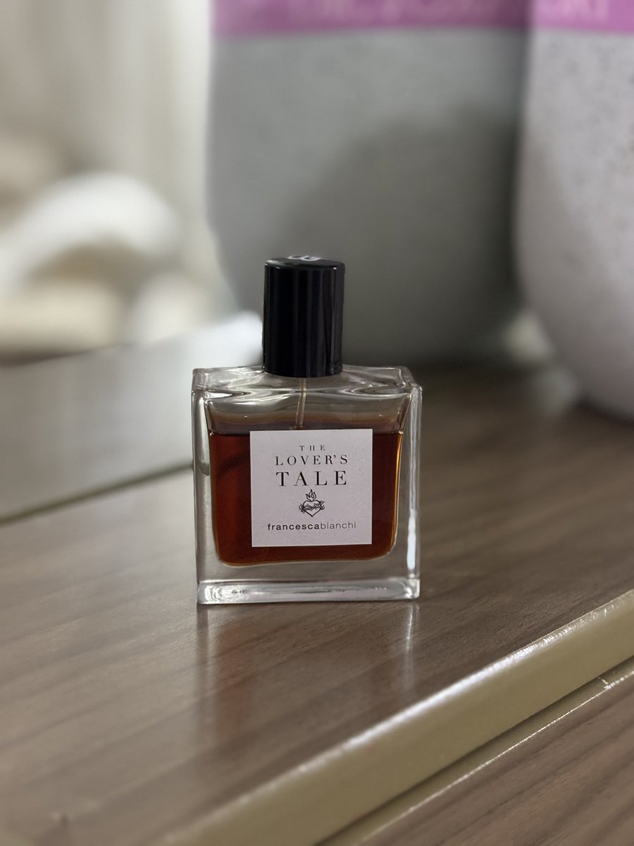 ضجّة، وشوشرة، نقاشات كبيرة، ذائقة عطرية… وأنت تتفرّج من المدرّج.

تزداد لديك رغبة التجربة
والبحث عن المراجعات
والتفكير 🤨

ثم قرار الشراء لإشباع الفضول العطري.