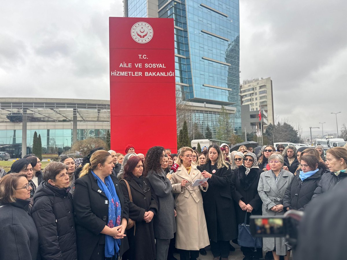 Seçilmiş belediye başkanlarımız, yol arkadaşlarımız tutuklu…
Yetmiyor; eşleri, çocukları, aileleri baskı altında.

Aileler parçalanırken susanlara, Aile ve Sosyal Hizmetler Bakanlığı önünden sorduk. 
Ve adalet gelene kadar da sormaya devam edeceğiz:
ADALET NEREDE?