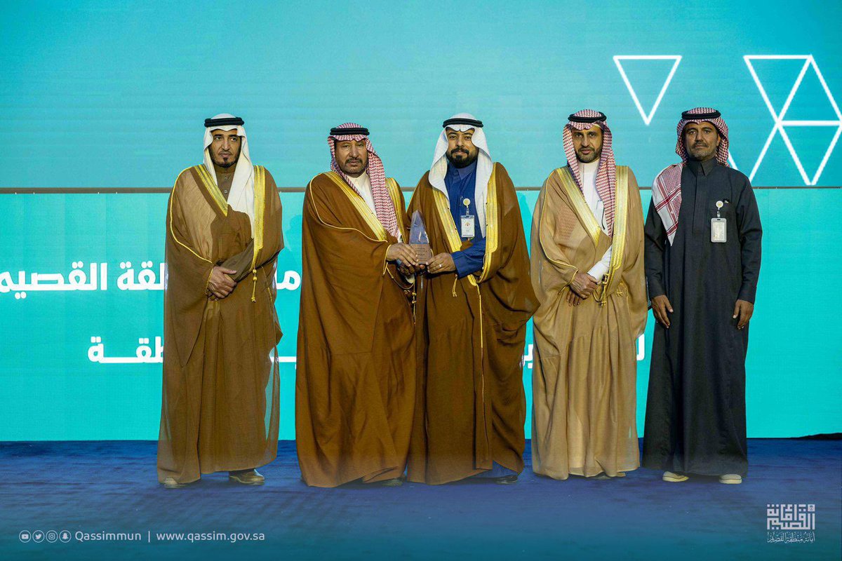 mun_alasyah's tweet photo. كرّم سعادة أمين منطقة القصيم م. محمد بن مبارك المجلي سعادة رئيس بلدية محافظة الأسياح م. غازي بن مهلم الظفيري بمناسبة تحقيق البلدية المركز الأول في مسار البلدية المتميزة – محور الإعلام والاتصال وذلك خلال حفل جائزة الأداء المتميز لعام 2025م.
#أمانة_منطقة_القصيم https://t.co/fwshwgFxRl