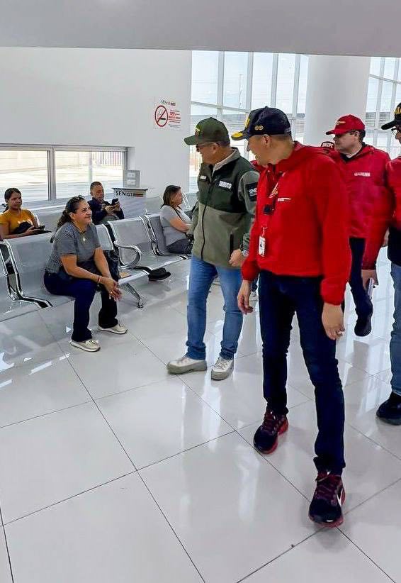 SENIAT_Oficial's tweet photo. Continuando con la jornada de hoy, nos trasladamos a la Gerencia de Tributos Internos Región Nororiental para verificar la correcta ejecución de todos los procesos tributarios gestionados en la sede, cumpliendo las instrucciones de la Presidenta Encargada, Delcy Rodríguez,... https://t.co/KLNXpTR5BR
