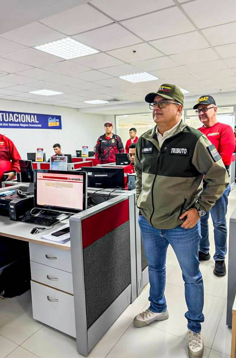 SENIAT_Oficial's tweet photo. Continuando con la jornada de hoy, nos trasladamos a la Gerencia de Tributos Internos Región Nororiental para verificar la correcta ejecución de todos los procesos tributarios gestionados en la sede, cumpliendo las instrucciones de la Presidenta Encargada, Delcy Rodríguez,... https://t.co/KLNXpTR5BR