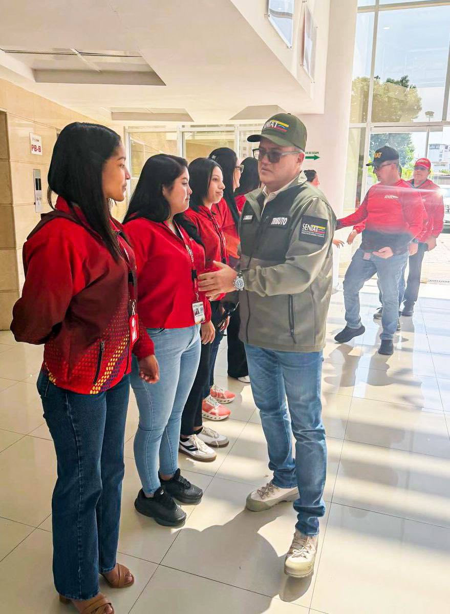 SENIAT_Oficial's tweet photo. Continuando con la jornada de hoy, nos trasladamos a la Gerencia de Tributos Internos Región Nororiental para verificar la correcta ejecución de todos los procesos tributarios gestionados en la sede, cumpliendo las instrucciones de la Presidenta Encargada, Delcy Rodríguez,... https://t.co/KLNXpTR5BR
