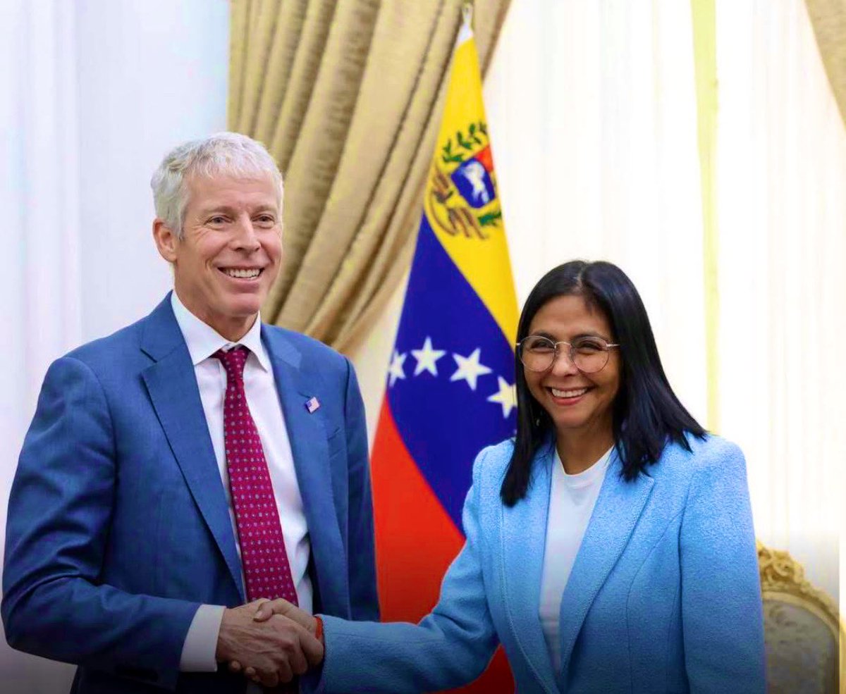 Jhonffonseca's tweet image. 🇻🇪🇺🇸 | ÚLTIMA HORA — Delcy Rodríguez recibe en Miraflores al Secretario de Energía de EE.UU., Chris Wright… y la foto lo revela todo.

Mientras el régimen vocifera “¡imperialismo yanqui!” y “¡soberanía energética!” en sus discursos, ahí está Delcy, sonriente, recibiendo al…