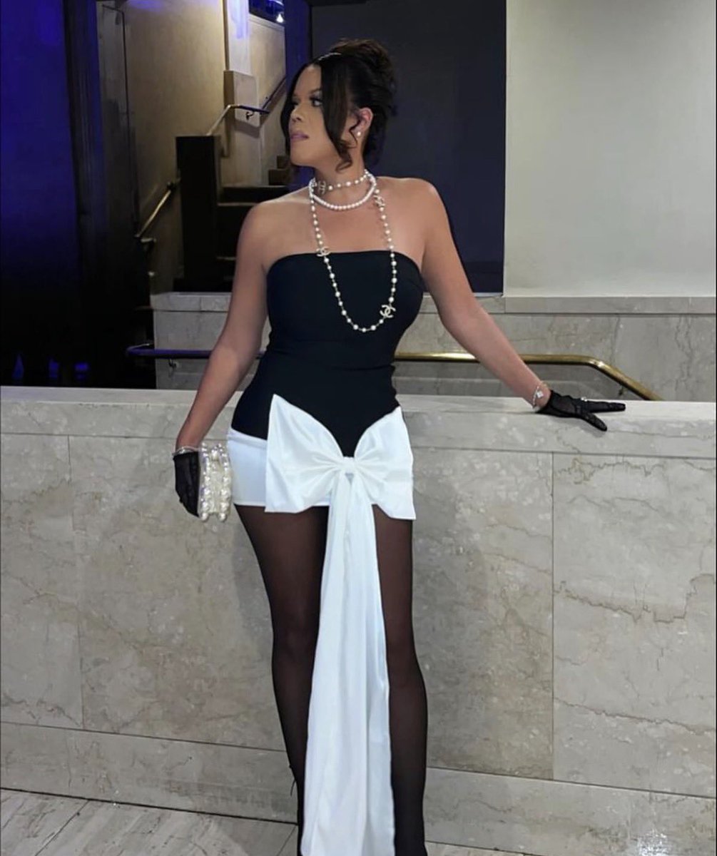 slantorrez's tweet photo. Put a ribbon on me , I been actin’ brand new 🎀

Vintage-Chanel, Tiffany, YSL, and Cult Gaia! https://t.co/TRvitrUWHv