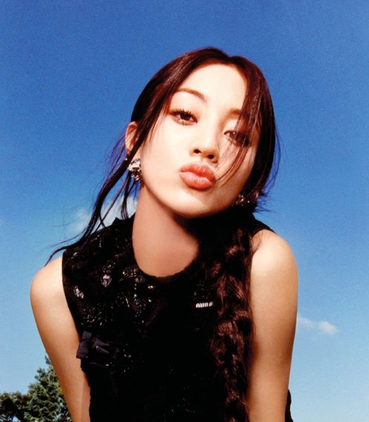 npomvtt's tweet image. MAMI! Jihyo do TWICE falando sobre gostar de música latina em aplicativo de conversa:

"Eu gosto da Karol G também. Mas esses dias eu tô super fã do Bad Bunny.  O Super Bowl dele foi muuuuuuuuuuuuito doido. Acho que eu já assisti umas 30 vezes kkkkkkkk"