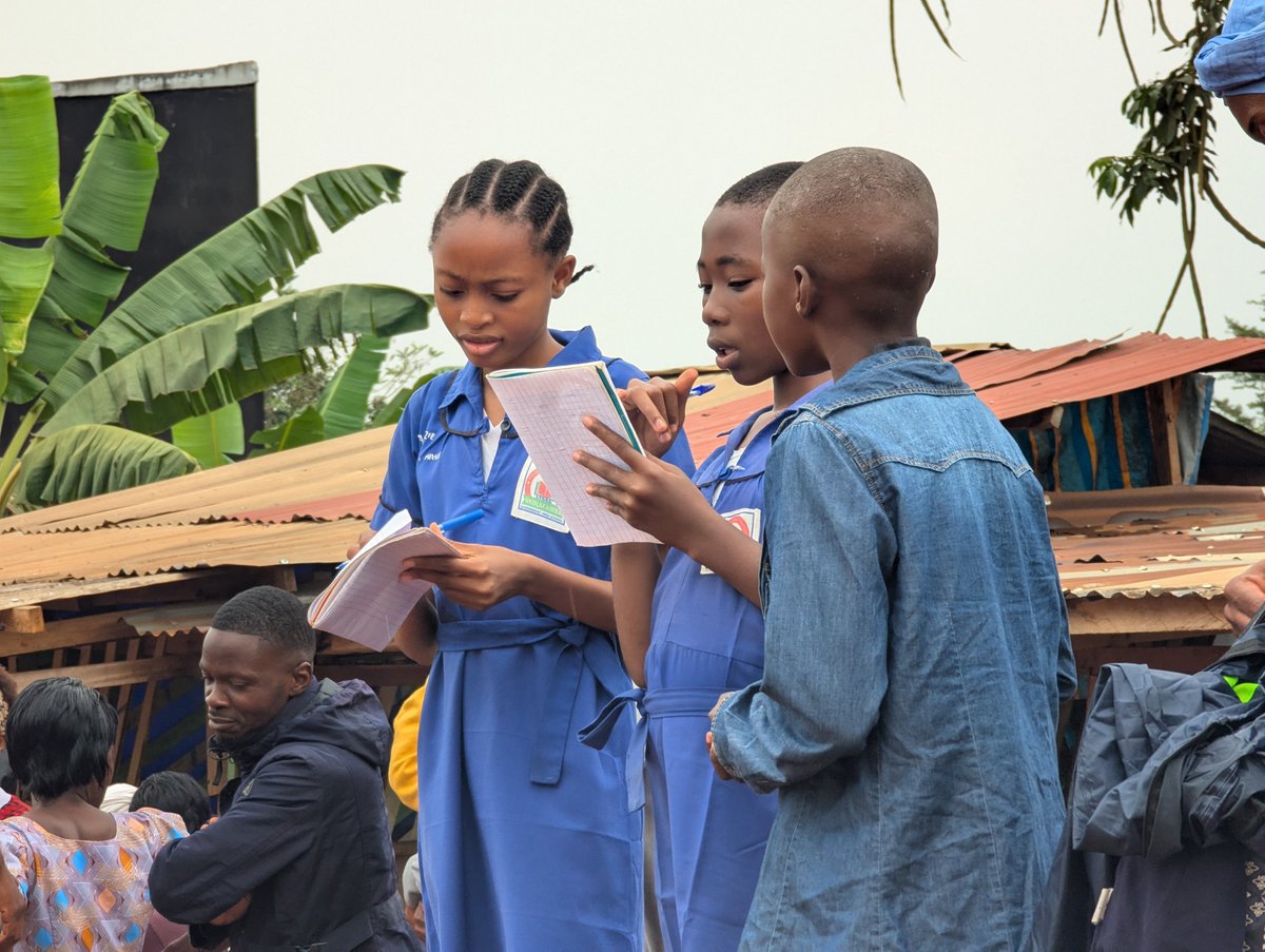 fabrice_makem's tweet photo. 🎥🇨🇲 À Nkolafamba, les jeunes journalistes scolaires étaient en immersion ce 11 février pour couvrir le défilé.

Belle illustration du projet #CamerounMédiaPlus qui renforce les compétences en #EMI et encourage une jeunesse critique et responsable face aux défis médiatiques. 📲 https://t.co/OwPUdjyLSF