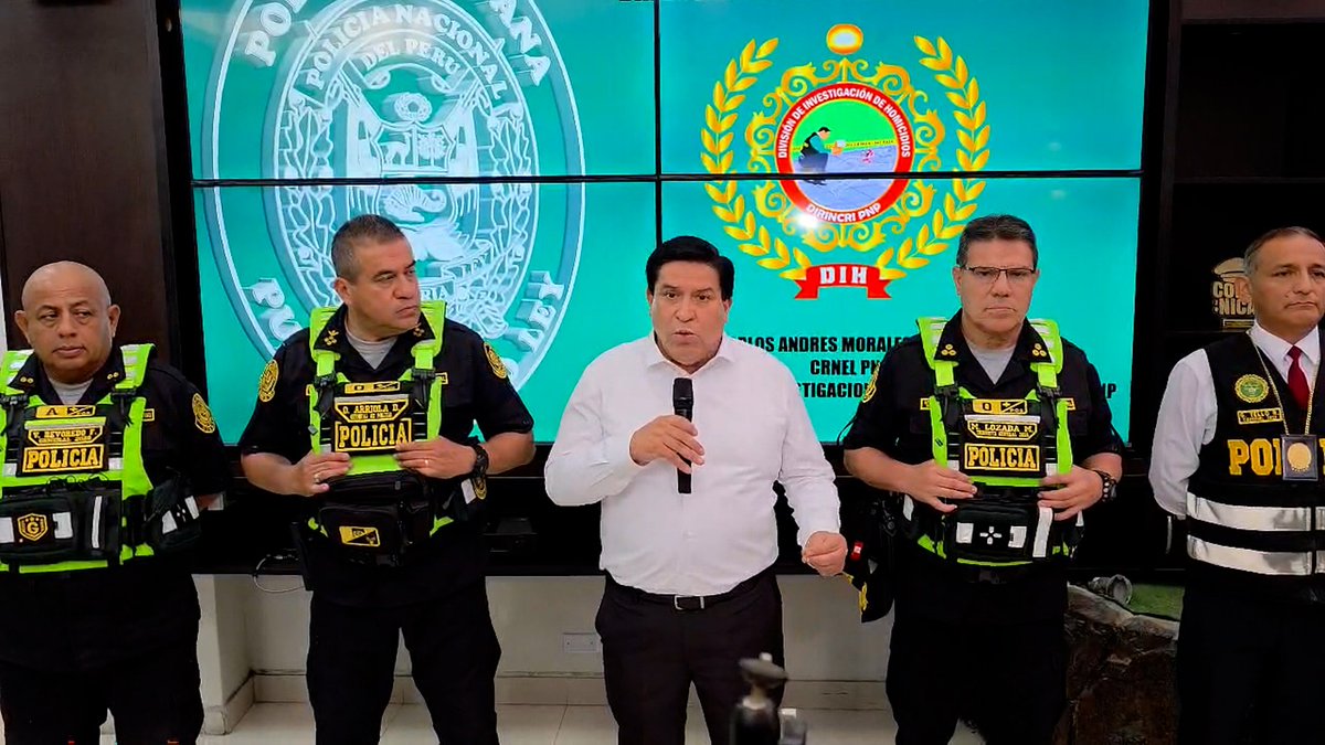 MininterPeru's tweet photo. ¡Gran golpe contra la banda criminal Los Fuleros de Krito!

Desde la #Dirincri, el ministro Vicente Tiburcio destacó la labor de inteligencia operativa de la @PoliciaPeru que permitió capturar a implicados en los ataques armados contra buses de la empresa Transportes Pesqueros. https://t.co/A9aqzutxPX