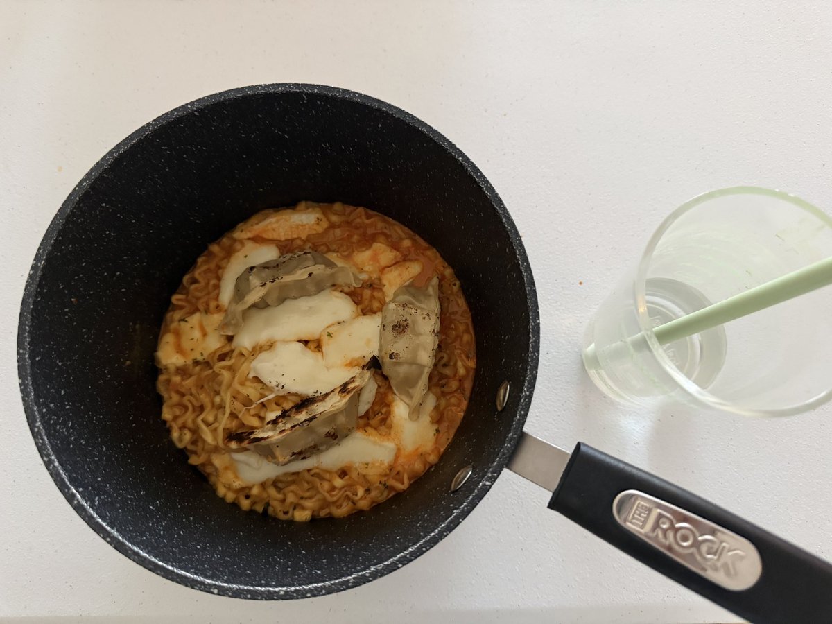 g00ch0ng's tweet image. 소신 발언 
전 치즈는 상하거나 곰팡이 펴도 먹어도 된다고 생각해요