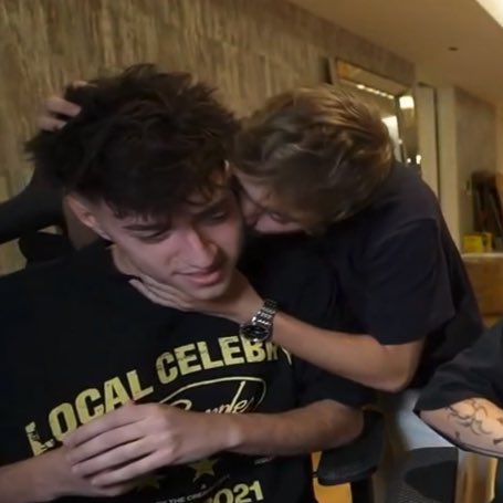 97stoessell's tweet image. los amo con todo mi corazón