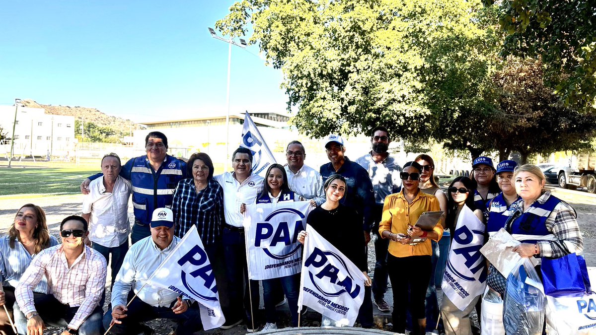 Recorriendo la Hacienda de la Flor con nuestro presidente estatal del <a href="/PANporSonora/">PAN por Sonora</a>, <a href="/GildardoReal/">Gildardo Real</a> y mis amigas regidoras <a href="/DulceRoblesM/">Dulce Robles</a> y Karla Salcido Burruel, además de varios amigos panistas. Todos poniéndonos a la orden de los ciudadanos y representando orgullosamente al