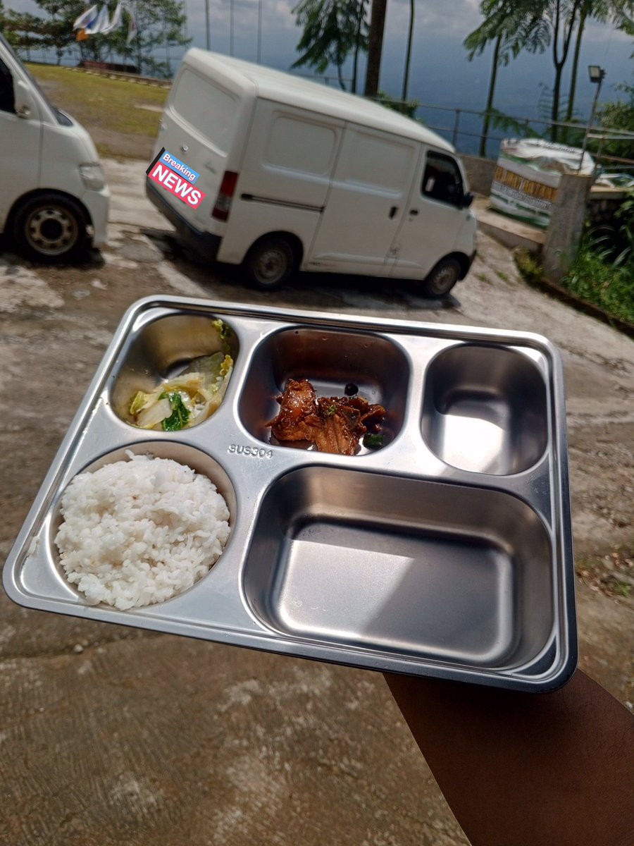 cctvsmi's tweet photo. @pakaipeci menu MBG kemarin. 
ayam kecap seuprit, tumis sawi, buah, daaaaan... udahlah, gitu aja. https://t.co/BvJBVbScC1