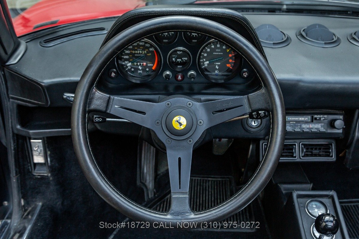 Quisieron asemejar al interior de una Ferrari 308, pero mala...