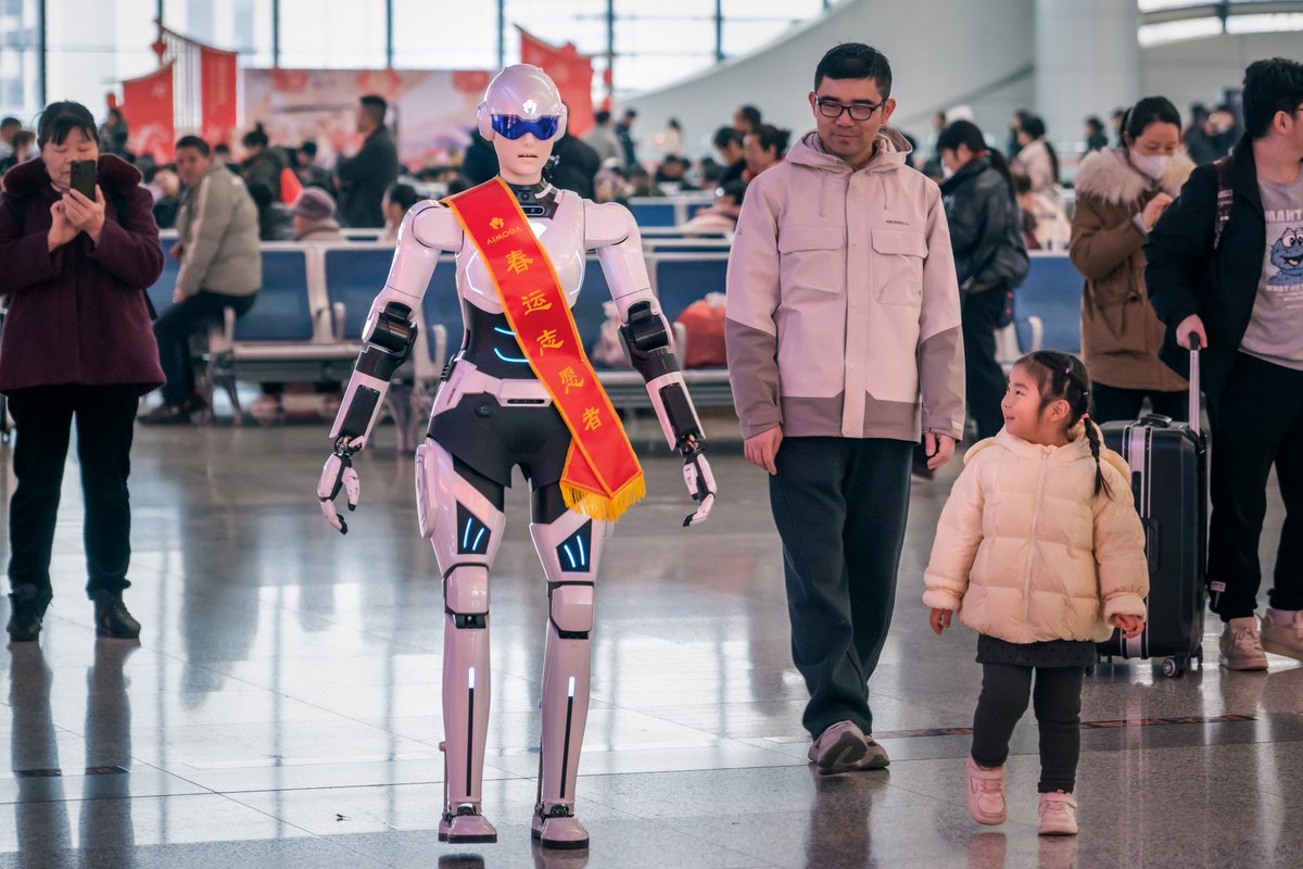 AnhuiExplore's tweet photo. NO WAY! Anhui's Wuhu High-Speed Railway Station just applied its first humanoid robot volunteer during the 2026 Spring Festival travel rush—the world's largest migration!
For sure,It does answer you questions and help you out🚄
#HumanoidRobot #SpringFestivalTravel #TechChina https://t.co/O8595KZ09X