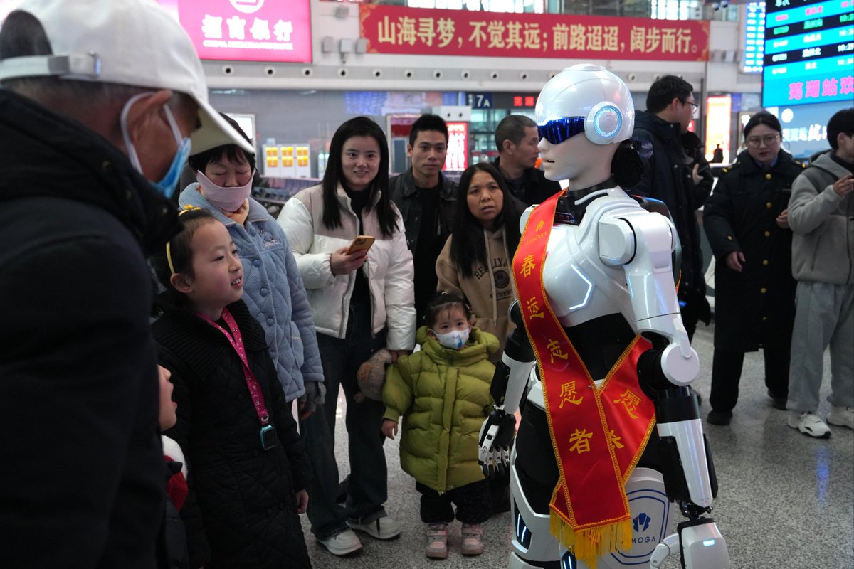 AnhuiExplore's tweet photo. NO WAY! Anhui's Wuhu High-Speed Railway Station just applied its first humanoid robot volunteer during the 2026 Spring Festival travel rush—the world's largest migration!
For sure,It does answer you questions and help you out🚄
#HumanoidRobot #SpringFestivalTravel #TechChina https://t.co/O8595KZ09X