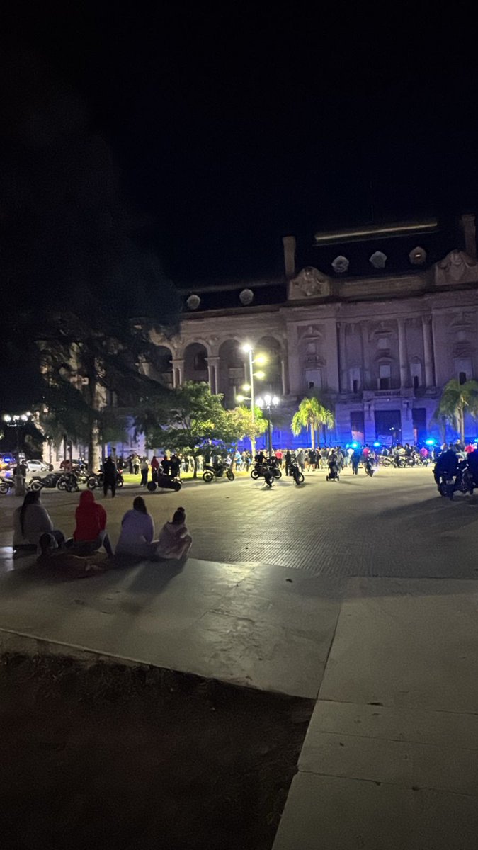 Ecos del triunfo policial.

Se esforzaron al límite y ganaron. 

Quien pisa nuestra enseña Patria, no merece al uniforme.

Quedaron en descubierto cierto "periodismo" y muchos periodistas. 

🇦🇷  👮‍♂️  💪