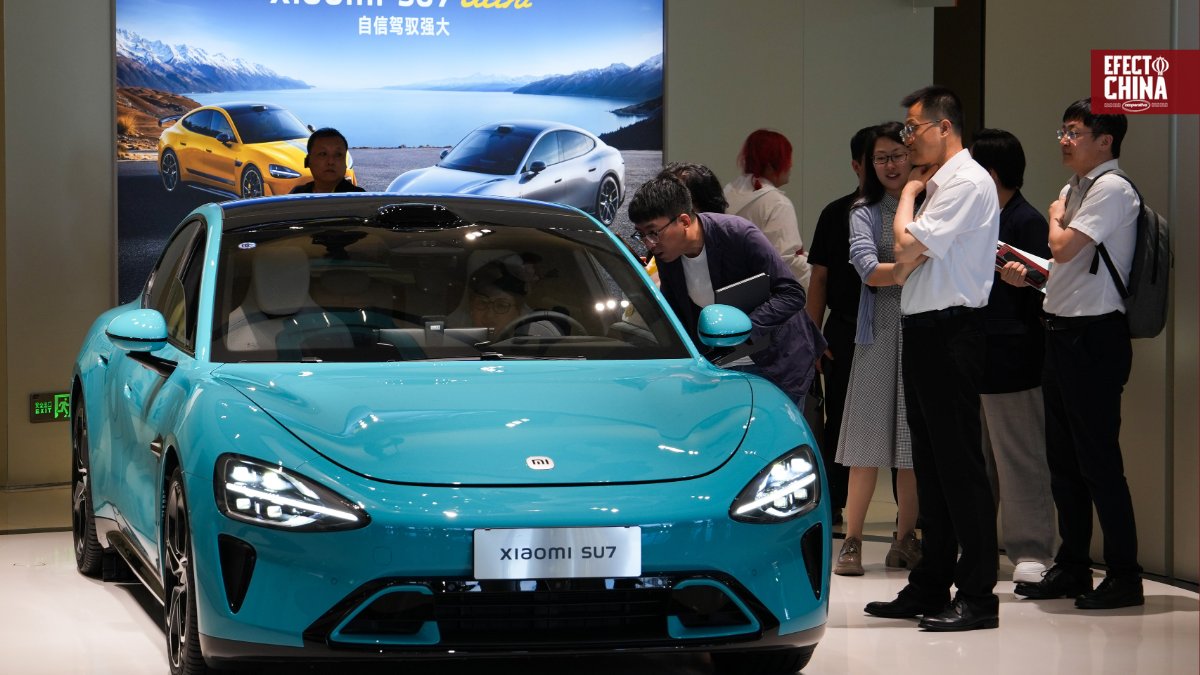 Cooperativa's tweet image. Xiaomi prepara el arribo de autos eléctricos en Chile @EfectoChina tinyurl.com/5aveurwm