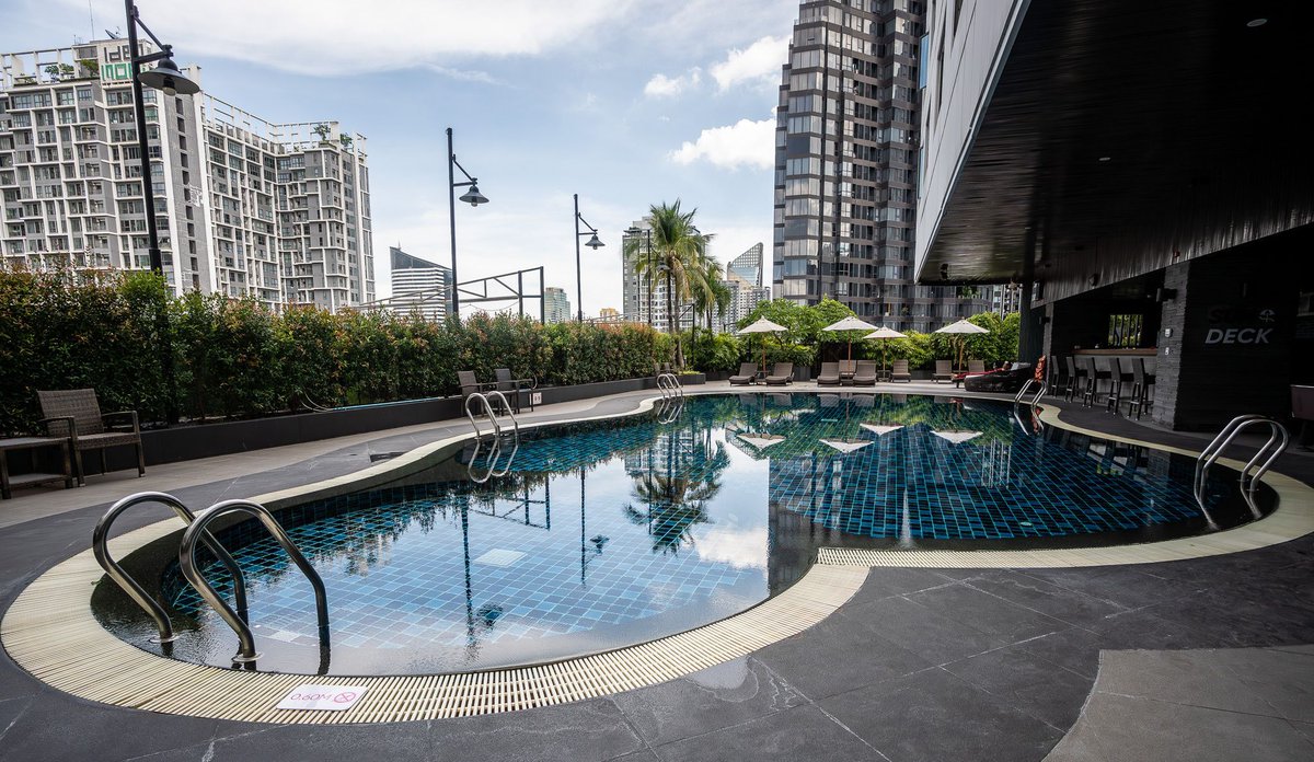 OakCover's tweet photo. Avani Ratchada: MRT at the door, 402 rooms, onsen spa, 12th-floor pool. Executive Suites work as actual offices. Bangkok CBD machine, not temple views.
https://t.co/QgEUWUob5Y 
#Bangkok #AvaniRatchada #BusinessTravel https://t.co/Dp7tVeL5i2