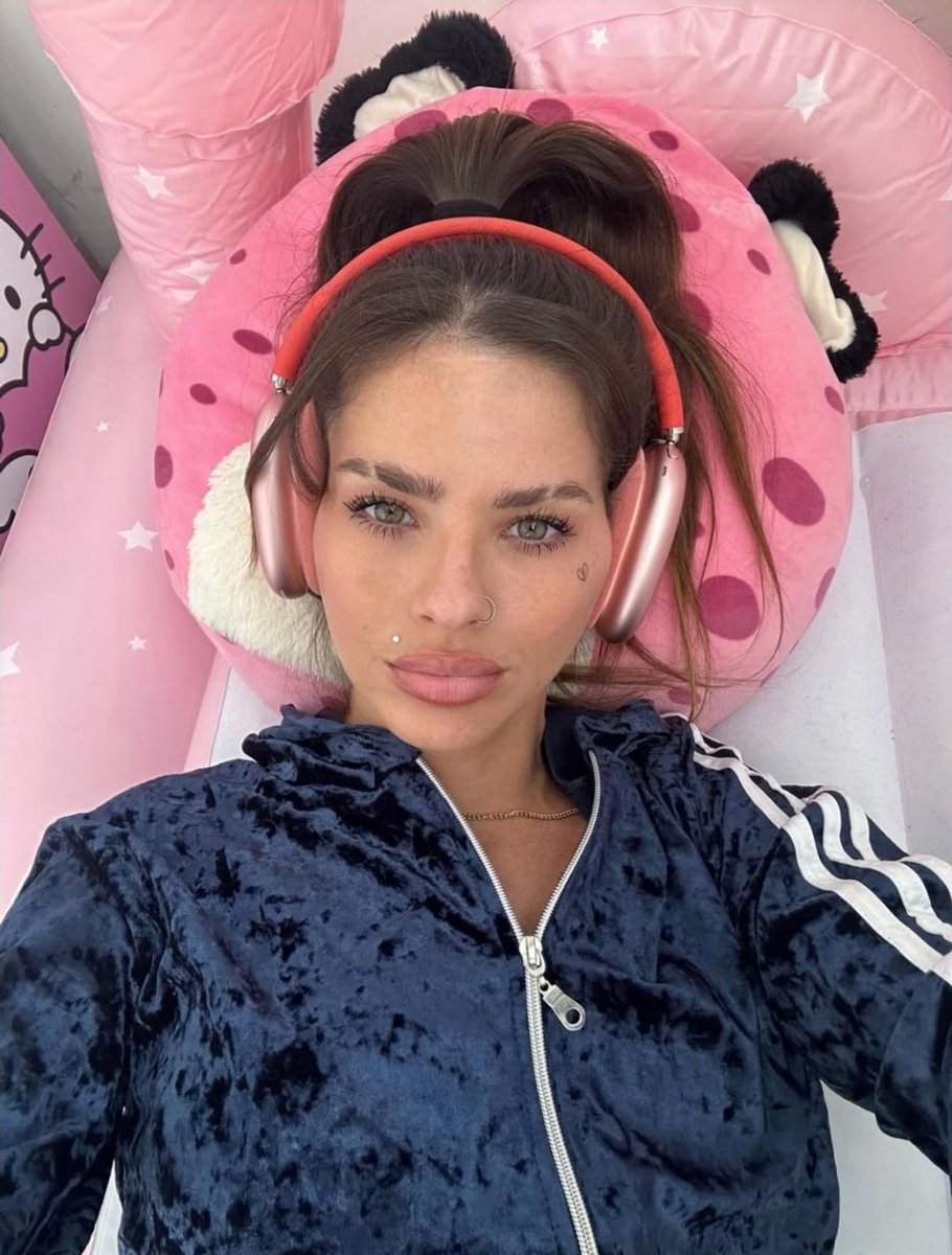 suarezculture's tweet photo. para que sepan, a partir de mañana llenemos todo twitter de comentarios sobre el estreno de #EnElBarro2, lo que quiere la mitómana es opacar, pero no dejemos que lo logre. 

‼️RT! #HijaDelFuego #ChinaSuarez #MauroIcardi https://t.co/hg9gaKJvDK