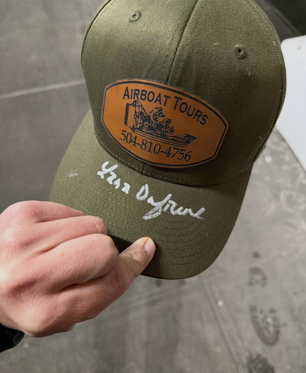 Today, Lana Del Rey signed an Airboat Tours cap in New York with ‘Lana Dufrene’ ✍🏻