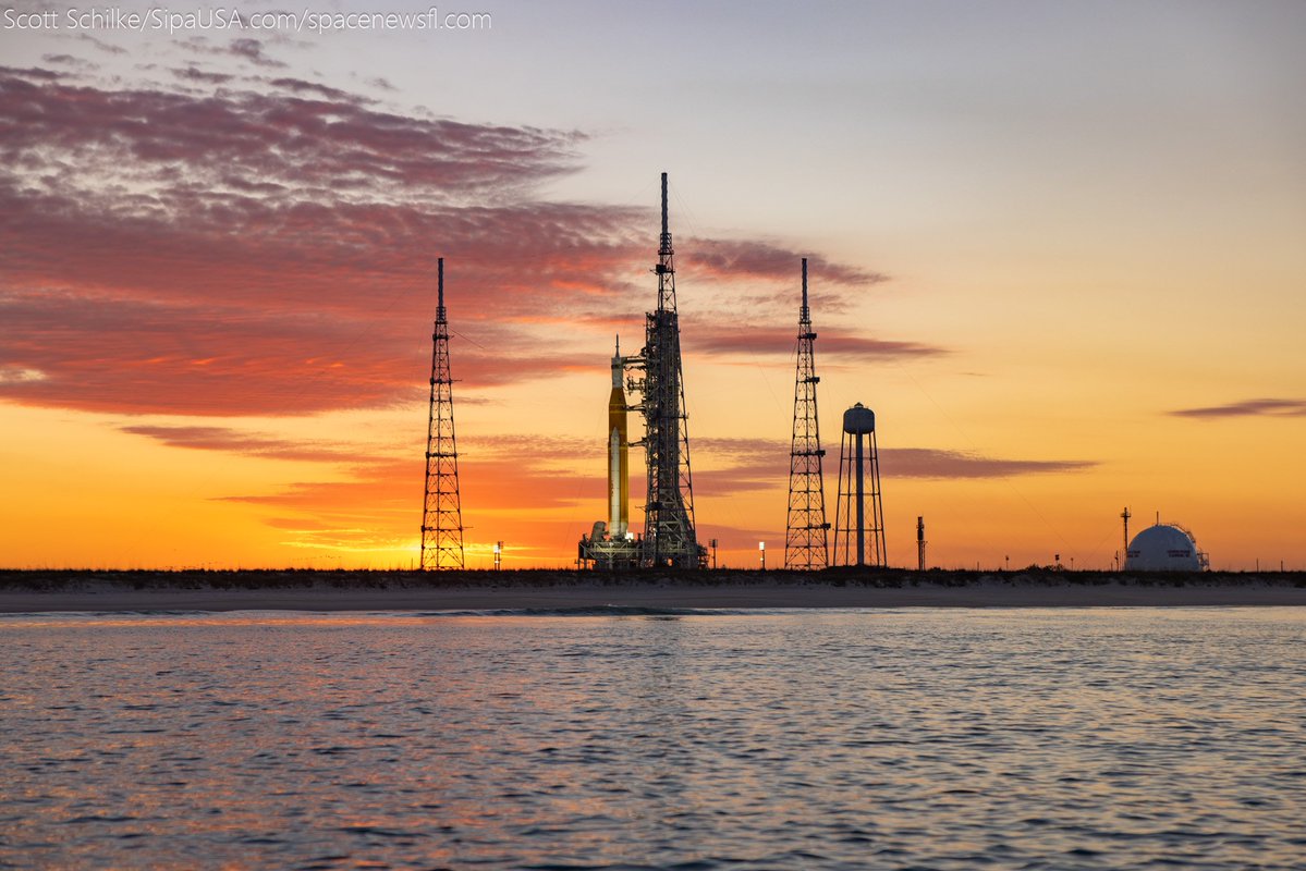 SchilkeScott's tweet photo. What a sunset with all three rockets tonight!

Thanks to @StarFleetTours &amp; @DavidJDPhotos 🇺🇲🚀🇺🇲
Fantastic time with friends!

📸 by Scott Schilke for https://t.co/aE2RPsUaYC and https://t.co/TGuheUs9gx https://t.co/4MwqqR4uV7