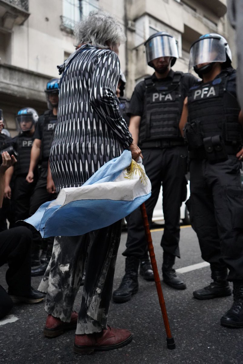 gobiernan un país que odian para poder convertirlo en uno al que jamás van a pertenecer. Si quieren una bandera con estrellitas vayan yendo, yo me quedo con la que tiene un sol