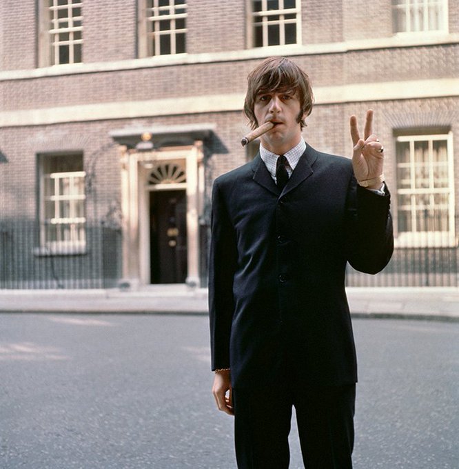 QuotesforGoal's tweet photo. "Todo lo que toca el gobierno se convierte en basura"

Ringo Starr https://t.co/OcyI0HjwF9
