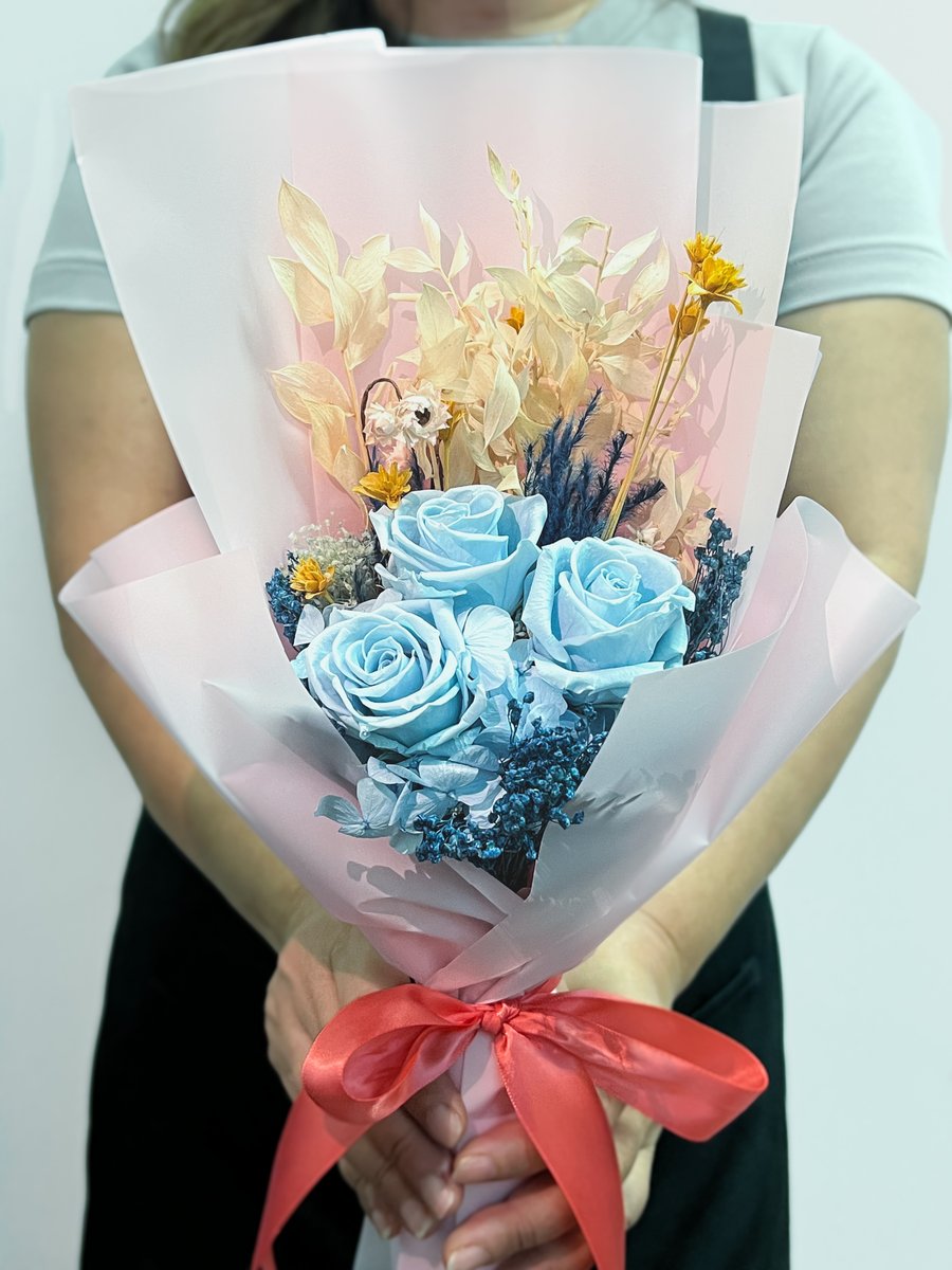 Skfleursg's tweet image. Say it with calm: 3 Preserved Powder Blue Roses, handcrafted and maintenance-free. Perfect for anniversaries, graduations or as a serene home accent.

Order now: wix.to/7YEWsxs

#PreservedRoses #PowderBlue #SKfleurSG #FlowerDelivery #GiftIdeas