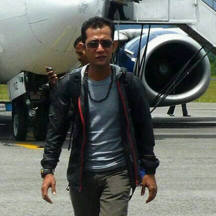 picoez's tweet photo. Tadi pagi mbeliin jajan pasar buat teman² di NK.

Penjualnya tanya," Ini buat bekal kerja nyangkul ya, Pak? Sehari upahnya lumayan itu. 80 ribuan"

Kujawab," Iya. Pak. Iya lumayan, Pak."

Dia bilang lagi," Oke. Semangat, Pak." 

Kujawab dengan anggukan kepala.

Ealah Padahal akutu udah pake celana triple, Jaket keren kayak di foto ini, plus bawa tas punggung yang di dalamnya isinya Thinkpad X1 Carbon dan ATM yang saldonya 118 ribu.

Pak penjual jajan pasar itu mesti gak tau dia ngobrol sama siapa 😔