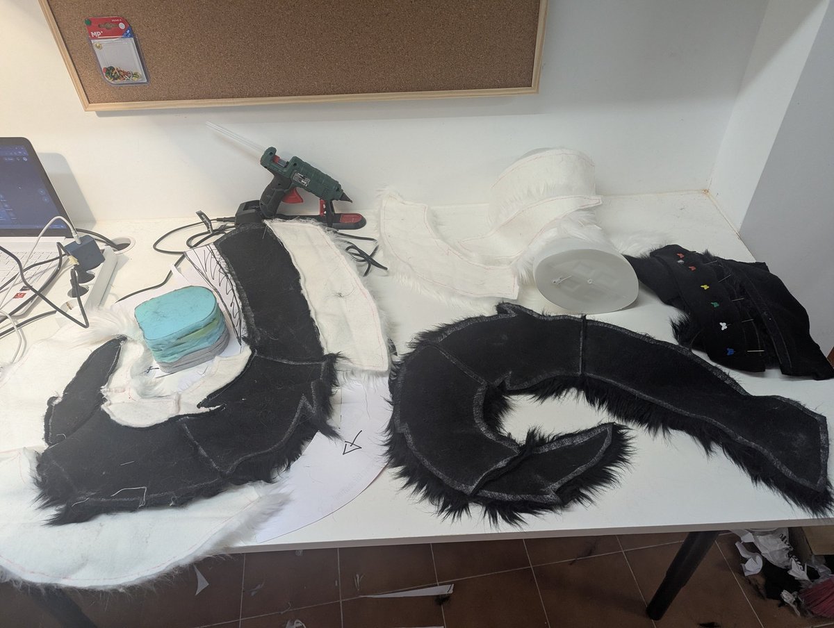 Izanagi_studios's tweet photo. Do you think I make all the fursuits myself? Of course not! I’m not a masochist  I use furry black magic to make them. This is one of my rituals.

#furryfandom #FurryTails #furrycommunity #fursuitmaker #fursuittutorial #fursuiter https://t.co/oVMwDXZqMr