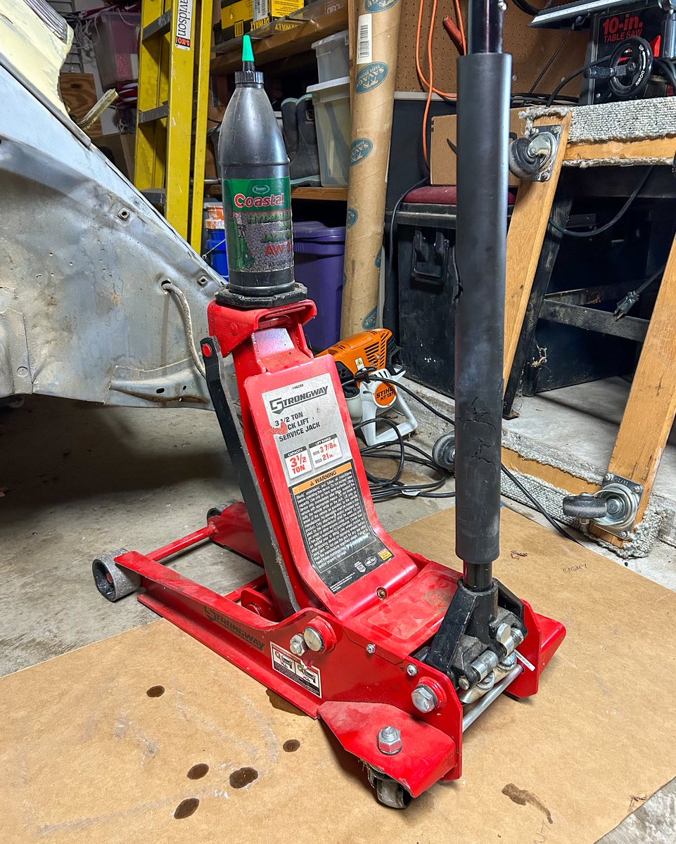 MrHolga's tweet image. Somewhere in my #71VWSB garage the floor jack is back! Topped off the fluid and purged some air. Easy. A little at a time. 

#vw #vwbug #vwbeetle #superbeetle