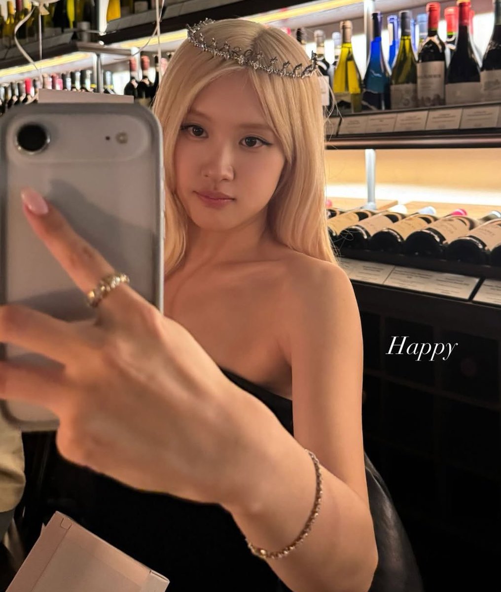synthsrs's tweet photo. rosé and her iphone air against the world https://t.co/b7V8ZPtTM5