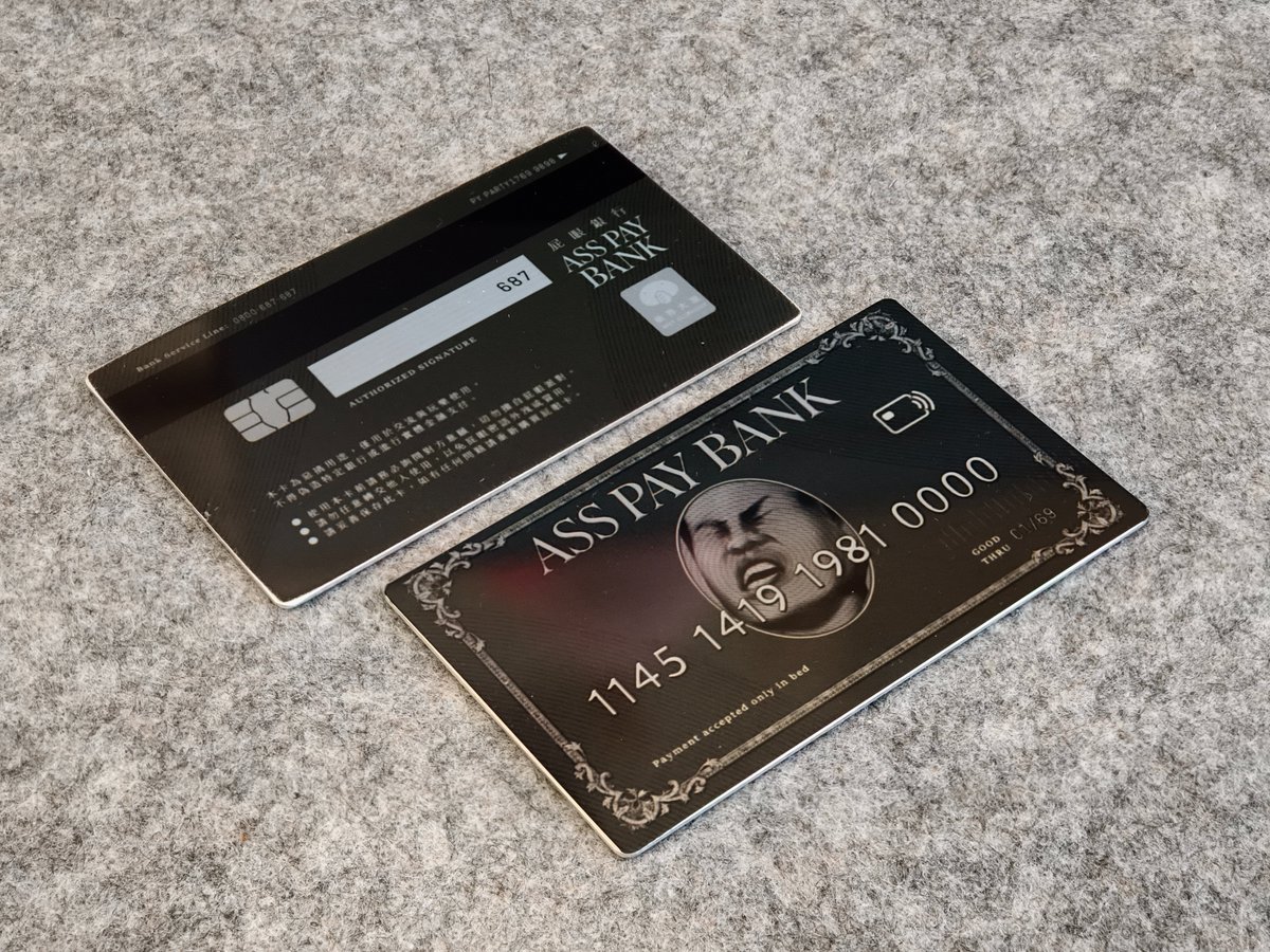 大家一定常常聽到有人在動漫展被偷錢、偷書本等等。

我這次也遇到了，但不是錢，也不是書本，是這個惡臭的鋁合金屁眼卡。

擺在桌上被幹走兩張，而且都是趁人多忙於結帳時後消失的；我不禁懷疑，偷這個大便東西的小偷是不是有病，這卡除了拿來刷別人屁眼外，沒別的用途了。

除非……他真的要刷？