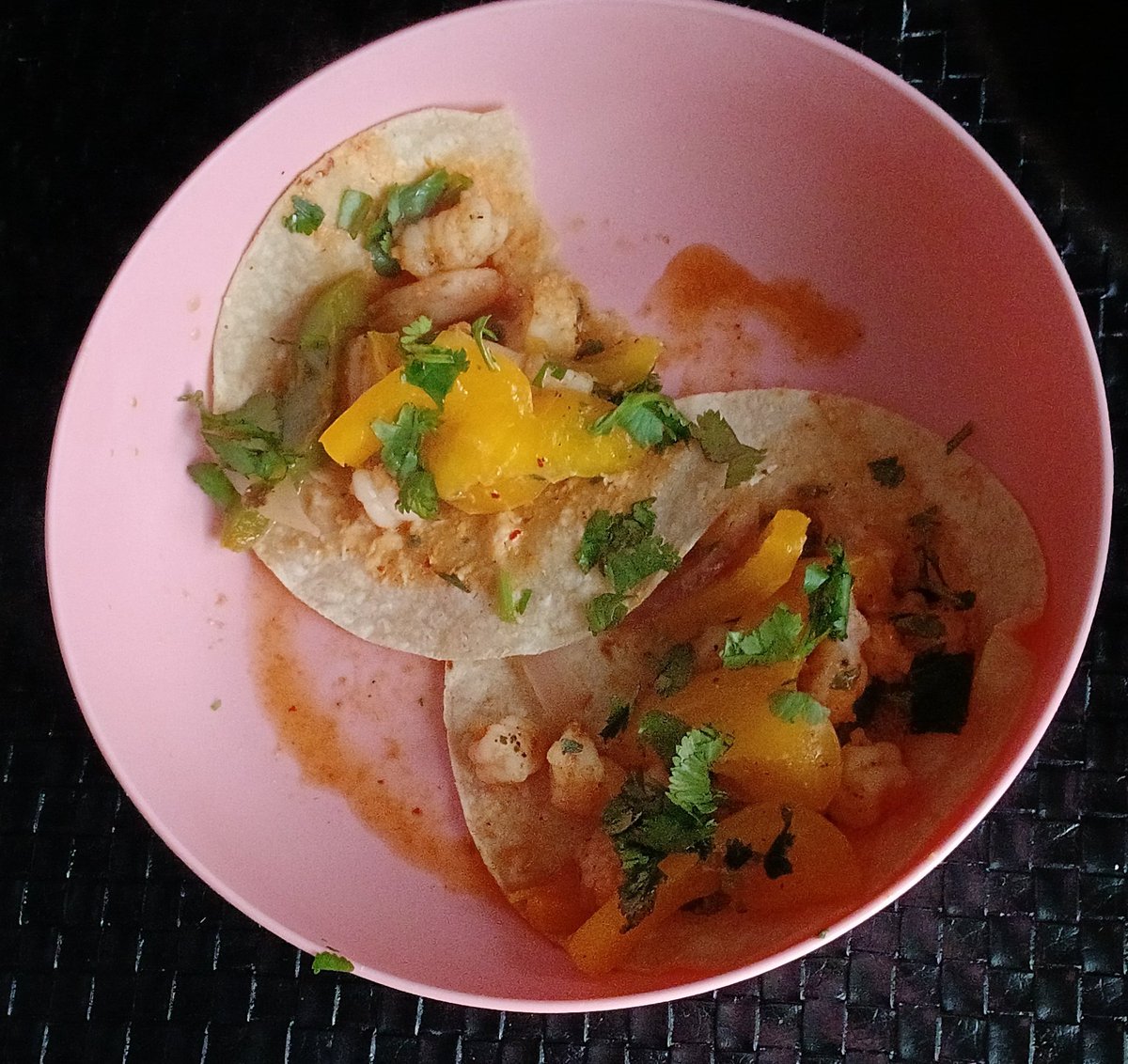 sweetapplegail's tweet photo. Shrimp tacos ( I had so much shrimp ) https://t.co/DlRPJC84mx