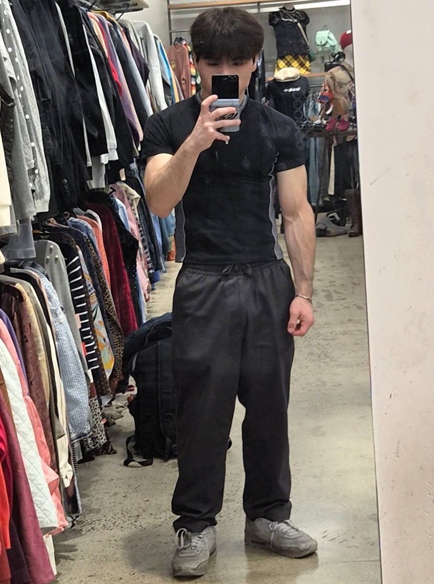 broteinpancakes's tweet photo. Im so small and porn shaped like https://t.co/25atX2WoVU