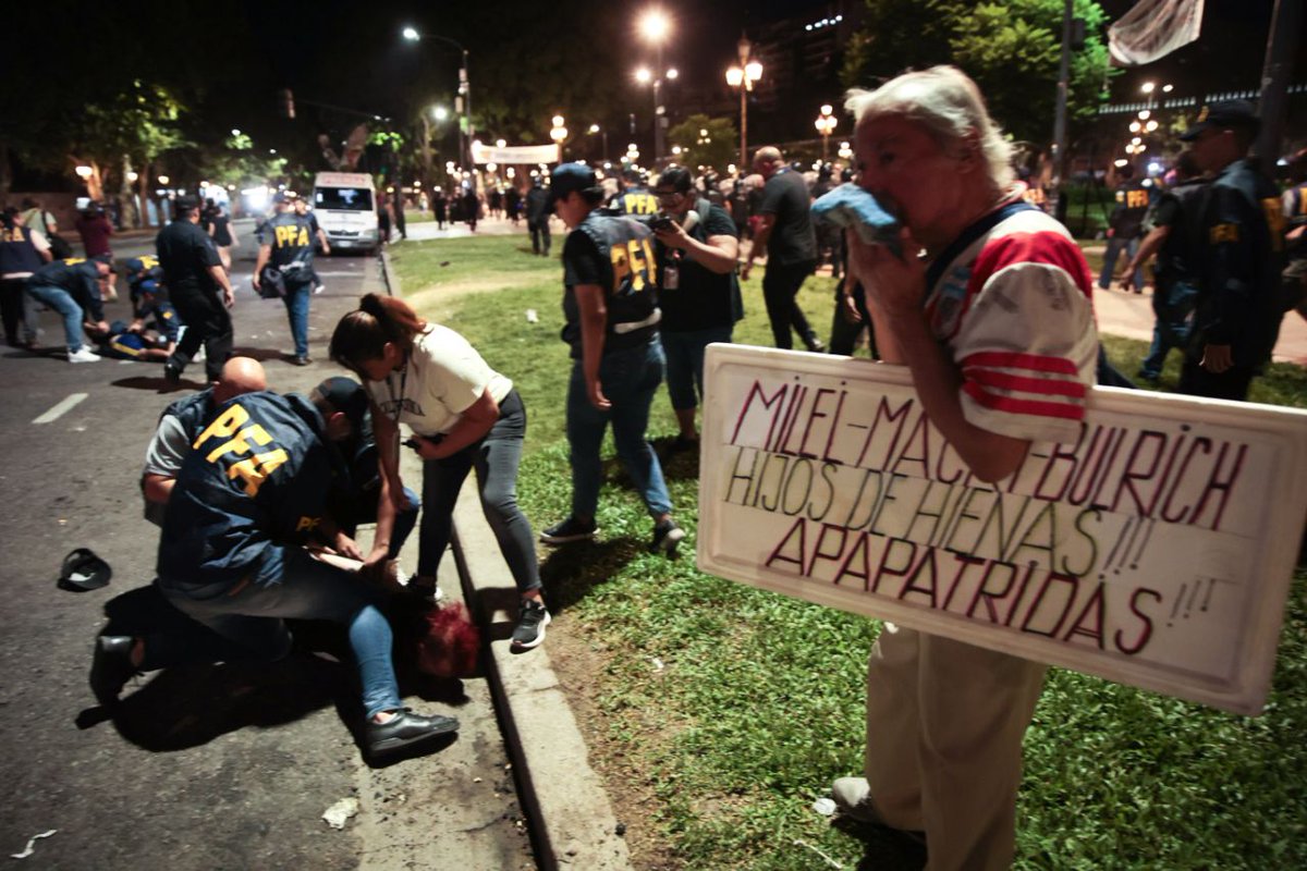 Durante la noche las detenciones arbitrarias continuaron. Hay decenas de detenidos. ¡Exigimos su libertad!¡No a la reforma laboral!