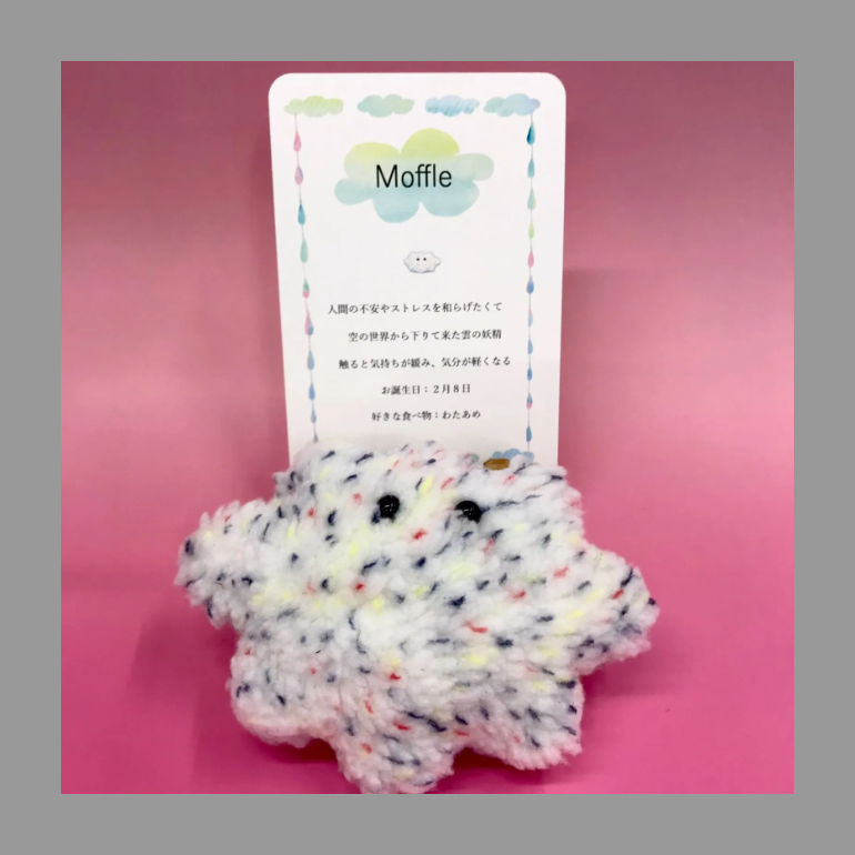 cocorety37's tweet photo. ココリティーズ作　ぬいぐるみ　「Moffle（モッフル)　雲の妖精」
人間の不安やストレスを和らげたくて空の世界から降りてきた。触ると気持ちがゆるみ、気分��軽くなる。人の心が張りつめすぎたとき、そっとゆるめる役目を持った存在です。
¥800
【福祉施設制作】ココリティーズ作　ぬいぐるみ　「Moffle（モッフル)　雲の妖精」　NO.4898