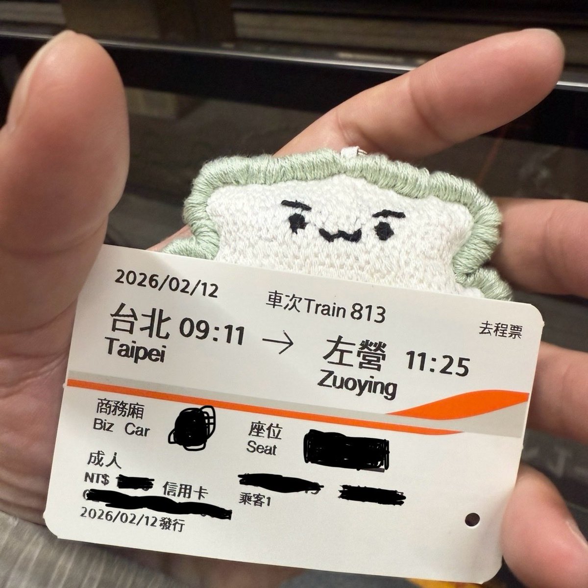 帝江，身為蘭蘭的守護獸之外，其實還有另外一個身分，那就是箱箱最頂尖的特務，代號：DJ
今天帝江又接到新任務，要跟草跟草的女兒去高雄。
我：帝江！快起床！我們快遲到了啦。
帝：再睡一下…
我：再睡就趕不上高鐵了啦。
帝：我會飛，所以沒問題的啦。
我：…（哭啊😭）
#蘭蘭你看 #小小帝江出任務