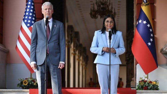 Payodiazz's tweet photo. "anti-imperialistas" que durante años nos llamaron "piti-yankees", "lacayos del imperio" y muchos otros apodos, siempre con una clara intención despectiva hacia
Estados Unidos.
(La bandera de USA 🇺🇸en Miraflores 🇻🇪) https://t.co/hwA6GxwUhc