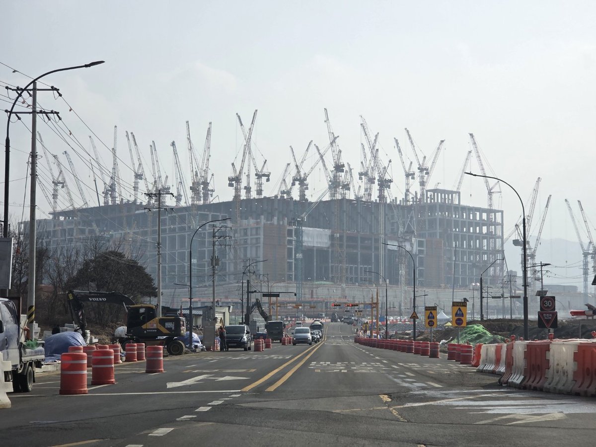 SK 하이닉스 용인 원산면 공사현장
타워크레인 총 84대 (러핑크레인) 
6개월 공사진행 6층진행

골조 PC 기둥 보 슬라브 
기초 하부 전석층까지 25M파일 2본 이음시공 50M 장경간 파일시공 
SLIP LAYER 도포하여 부마찰력 최소화 
18개월공정 클린룸 19개월차 OPEN 공정상 문제없음