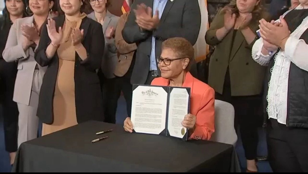 fansofvoco's tweet image. #洛杉矶 的民主党人，在 极左的路上越走越远🤡🤡

🚨最新消息

洛杉矶市长下令：禁止提供场所给ICE使用，否则重罚！

市长 #凯伦·巴斯 签署17号行政指令，明确禁止🚫ICE执法人员 使用任何市控财产作为集结地、处理地或行动地，并要求警局 #LAPD 保存与移民执法行动相关的所有证据。

😅你们怎么看. . .