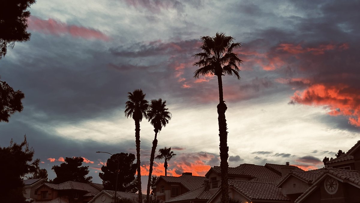 elguerolanchero's tweet image. Well the skies just got on fired tonight 
#lookup #colors #filters #myview #weather #nvwx #sunset Enjoy a gift from our Creator.