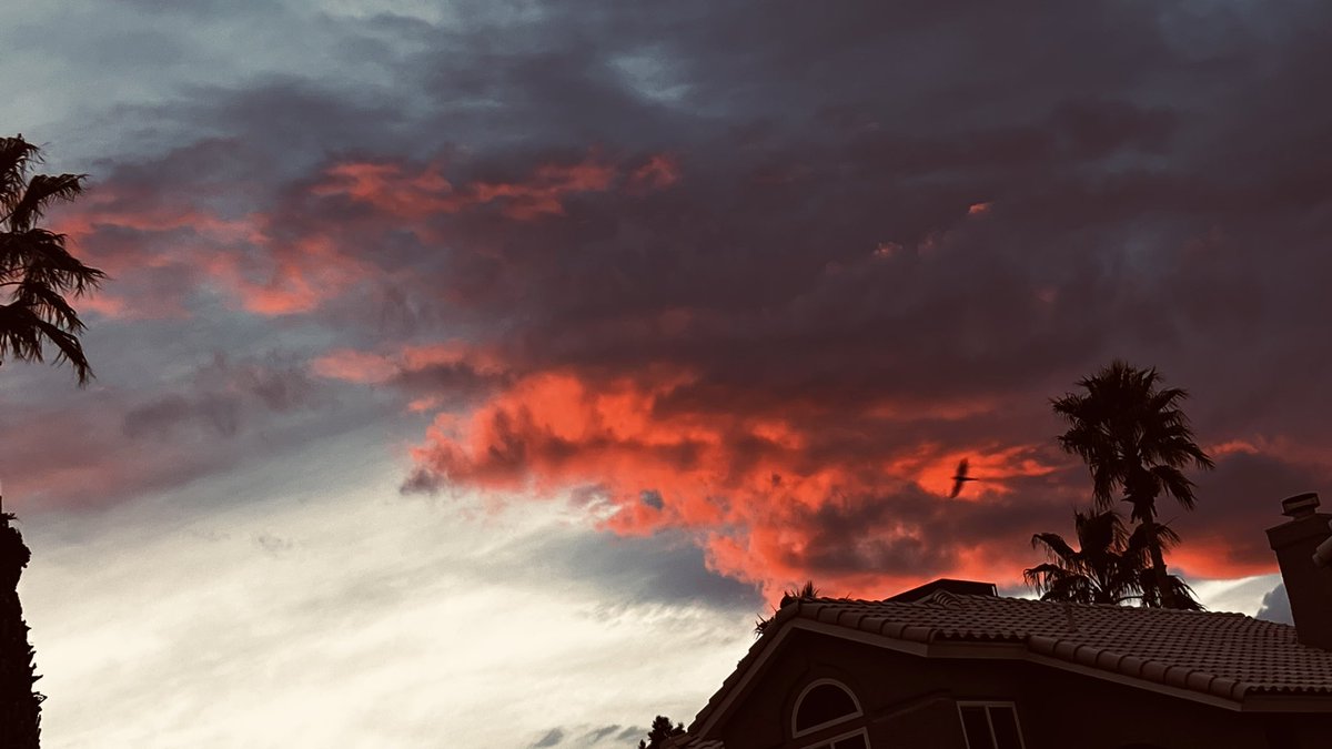 elguerolanchero's tweet image. Well the skies just got on fired tonight 
#lookup #colors #filters #myview #weather #nvwx #sunset Enjoy a gift from our Creator.