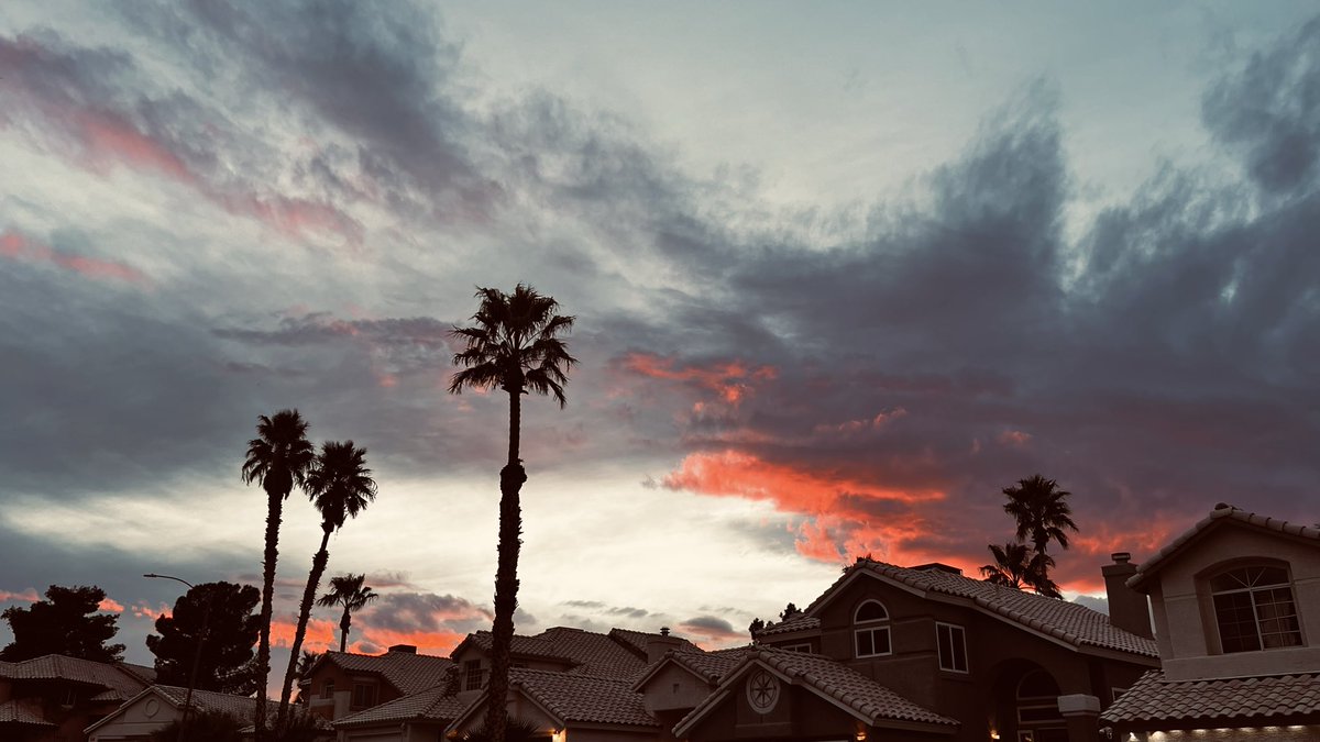 elguerolanchero's tweet image. Well the skies just got on fired tonight 
#lookup #colors #filters #myview #weather #nvwx #sunset Enjoy a gift from our Creator.