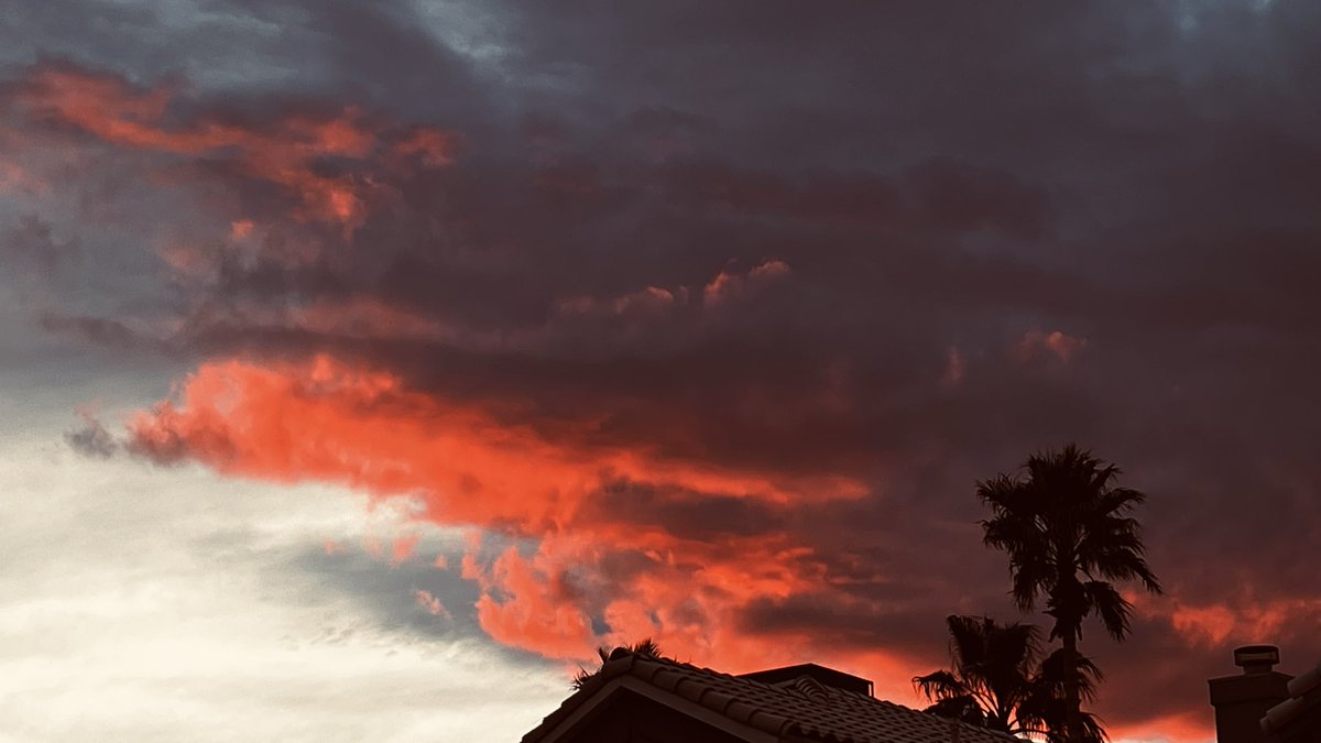 elguerolanchero's tweet image. Well the skies just got on fired tonight 
#lookup #colors #filters #myview #weather #nvwx #sunset Enjoy a gift from our Creator.