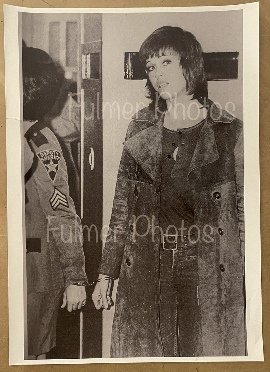 JenX_Based's tweet image. 16x24 print from photographer George Fulmer's estate / Jane Fonda in Nov 1970 handcuffed &amp;amp; being processed/escorted by a deputy sheriff in Cleveland after her airport arrest. #JaneFonda

Arrested for 'drug smuggling' (vitamins labeled B/L/D for meals) + alleged assault on an