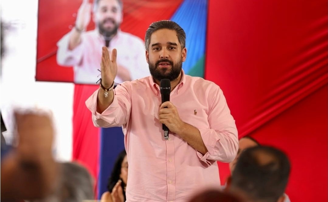 Nicolás Ernesto Maduro Guerra, hijo del secuestrado Presidente de Venezuela, Nicolás Maduro Moros, confirmó que mantuvo comunicación con su padre. Nicolasito, destacó que durante la conversación su padre le preguntó: “¿cómo estaba todo?, ¿cómo está la patria?, ¿cómo está el